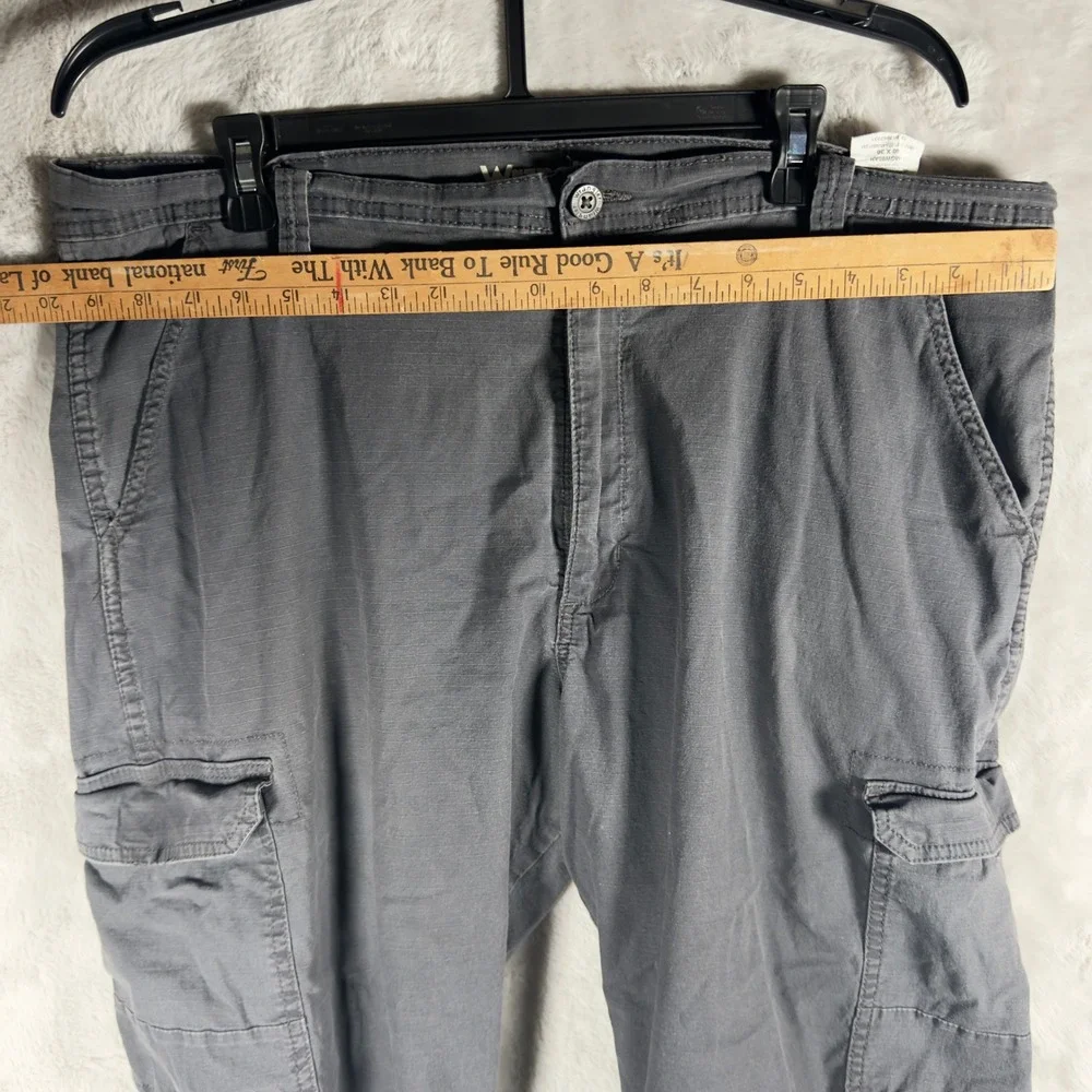 Wrangler‎ Mens Cargo Pants Gray Relaxed Fit Flat Front Size 40 x 30